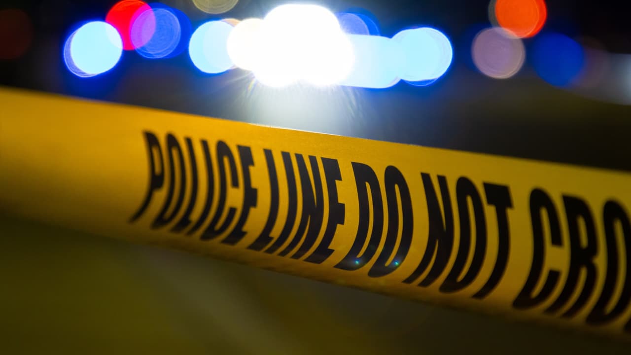 Doble apuñalamiento en Hell’s Kitchen deja un muerto y una mujer herida.