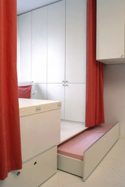 Ahorra espacio de guardado. Aprovecha las ventajas de cada centímetro de espacio. Utiliza cestas grandes, recipientes plásticos o cajones para lograr un almacenamiento extra debajo de la cama. Tip: ahorra aún más espacio colocando los ítems que guardarás por largo tiempo, en bolsas al vacío.