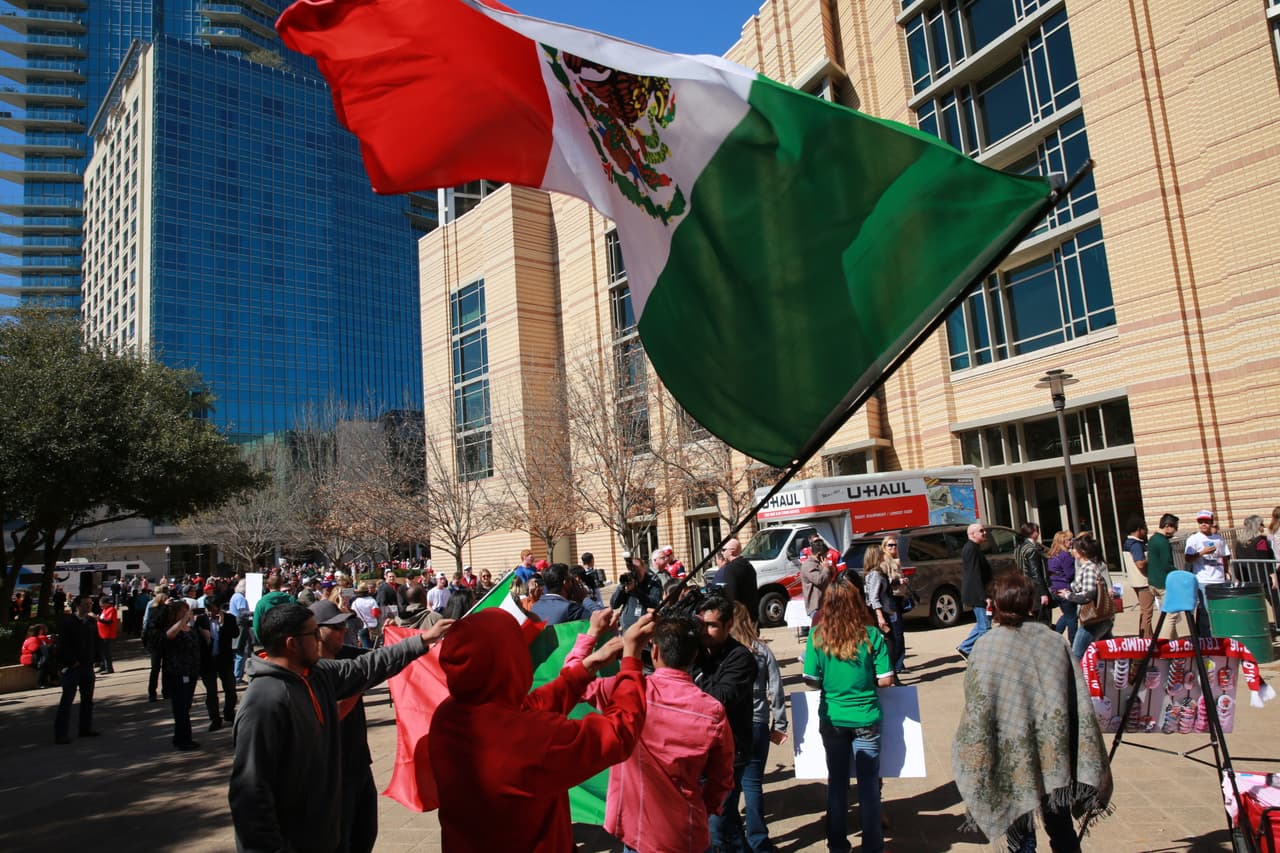 Simpatizantes pelearon verbalmente contra detractores hispanos. ¡Policía intervino!