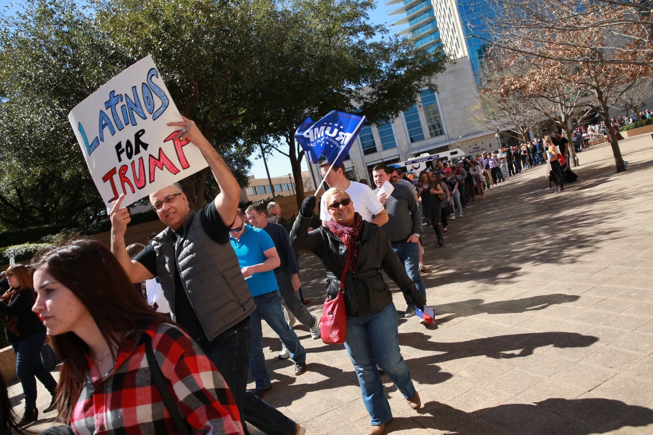 Simpatizantes pelearon verbalmente contra detractores hispanos. ¡Policía intervino!