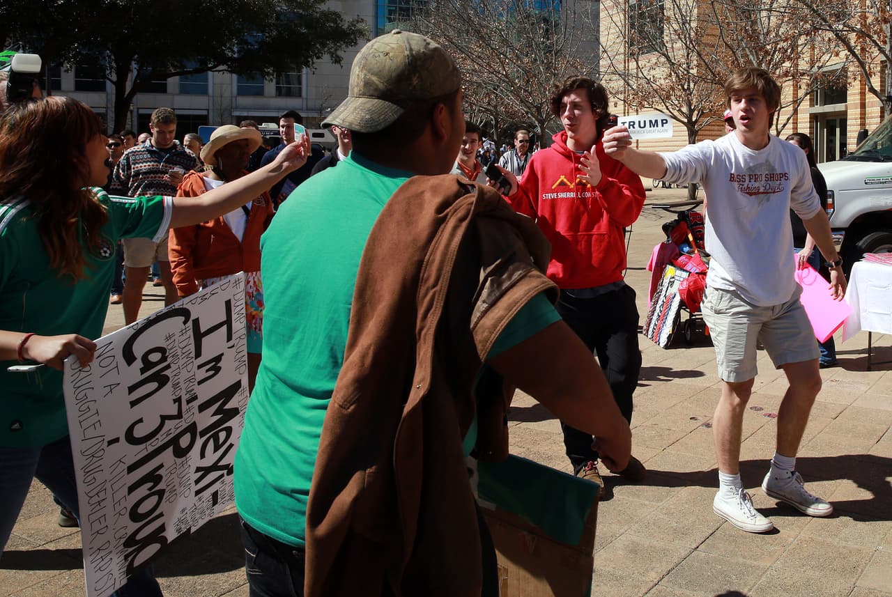 Simpatizantes pelearon verbalmente contra detractores hispanos. ¡Policía intervino!