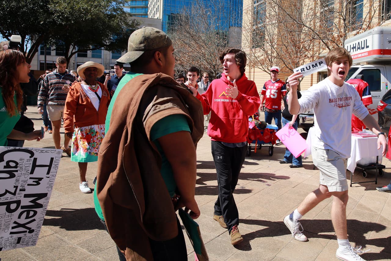Simpatizantes pelearon verbalmente contra detractores hispanos. ¡Policía intervino!