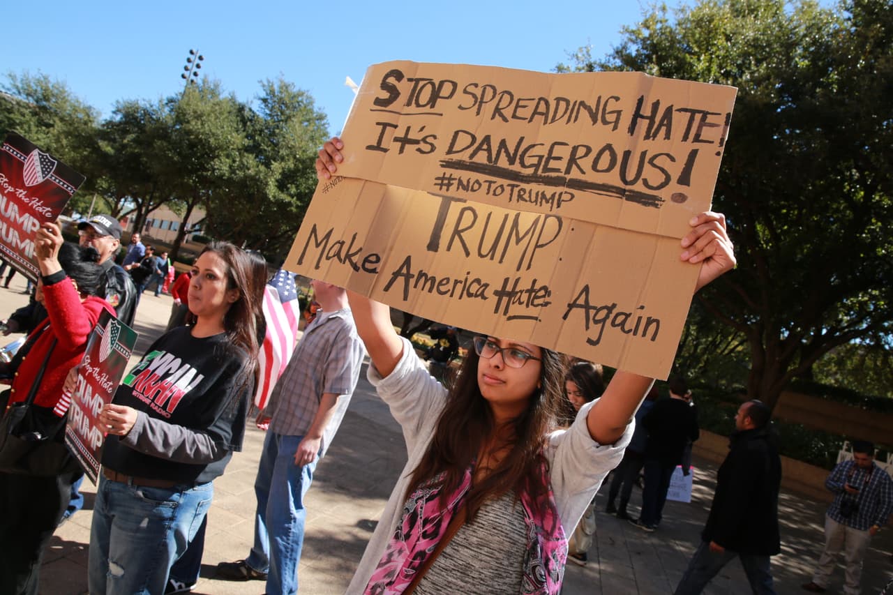 Simpatizantes pelearon verbalmente contra detractores hispanos. ¡Policía intervino!
