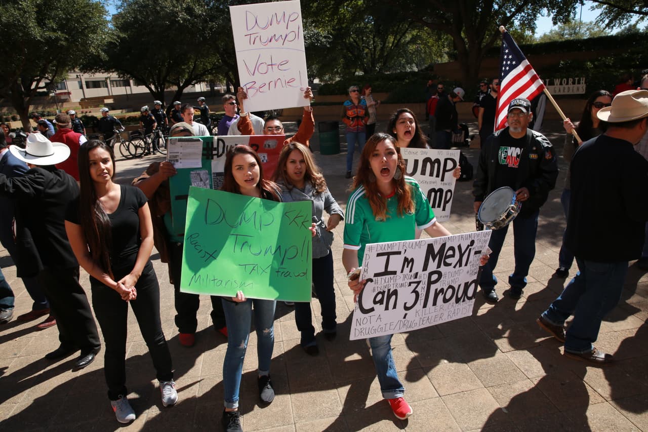 Simpatizantes pelearon verbalmente contra detractores hispanos. ¡Policía intervino!
