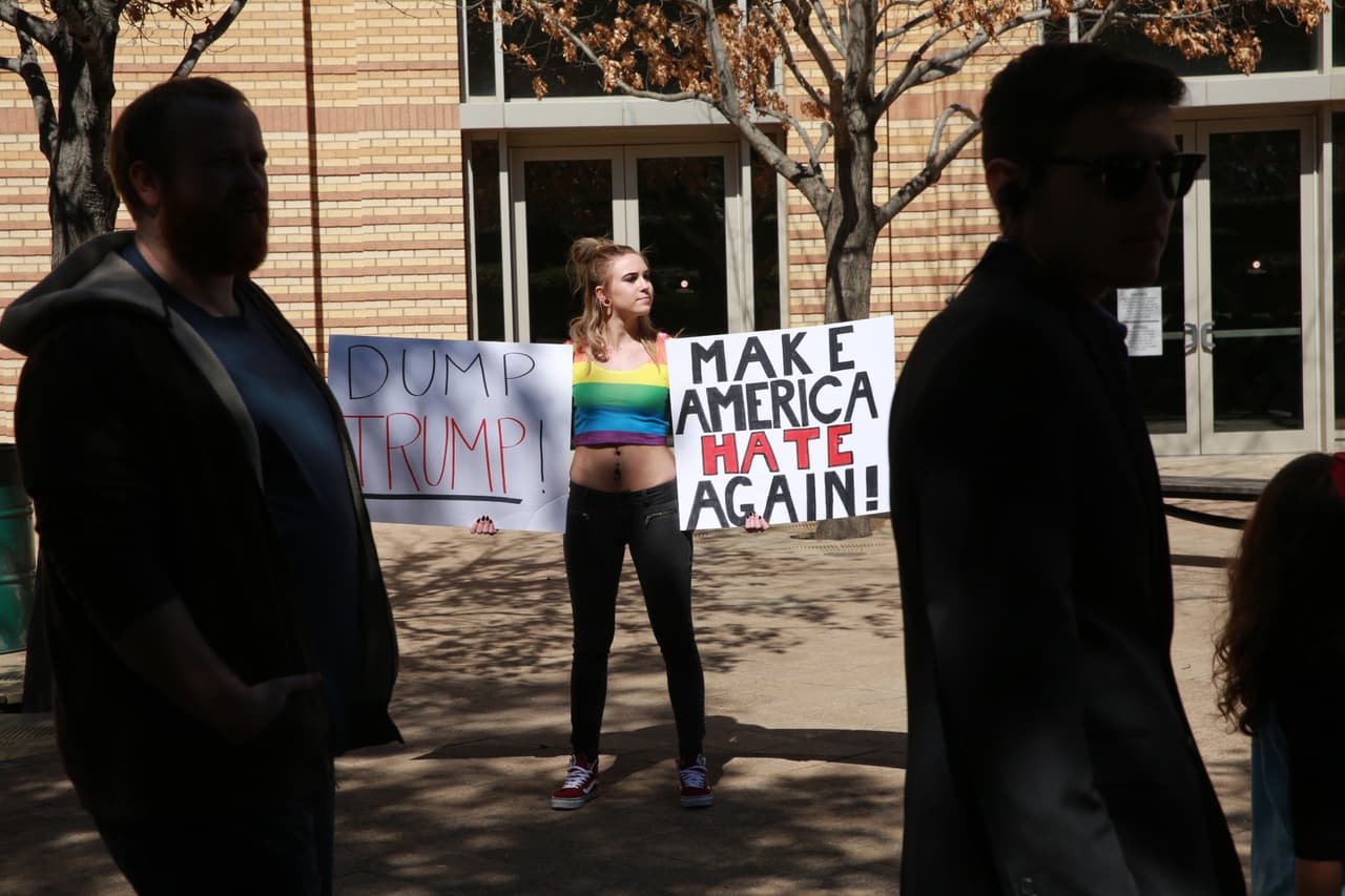 Simpatizantes pelearon verbalmente contra detractores hispanos. ¡Policía intervino!