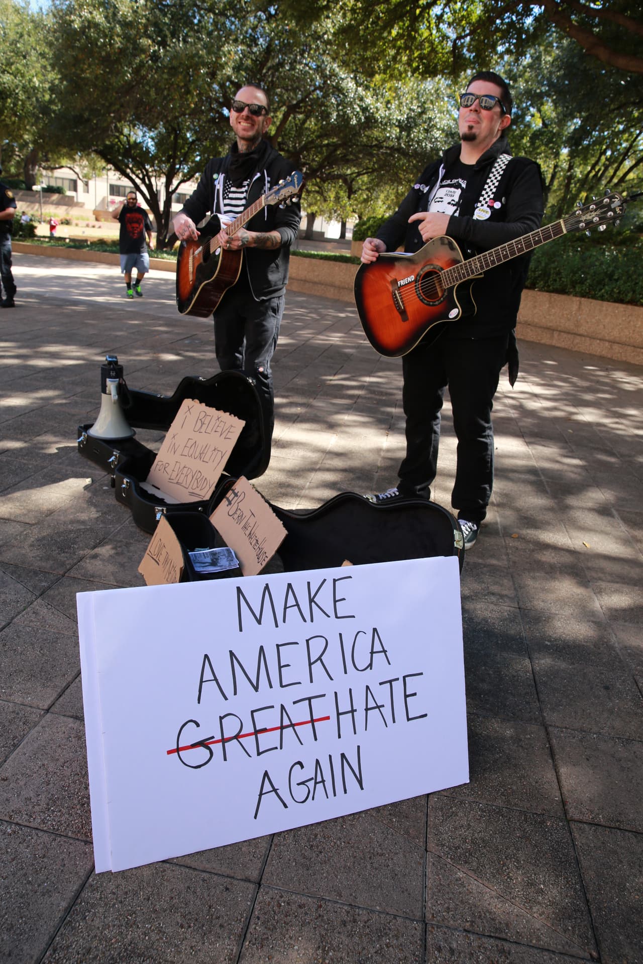 Simpatizantes pelearon verbalmente contra detractores hispanos. ¡Policía intervino!
