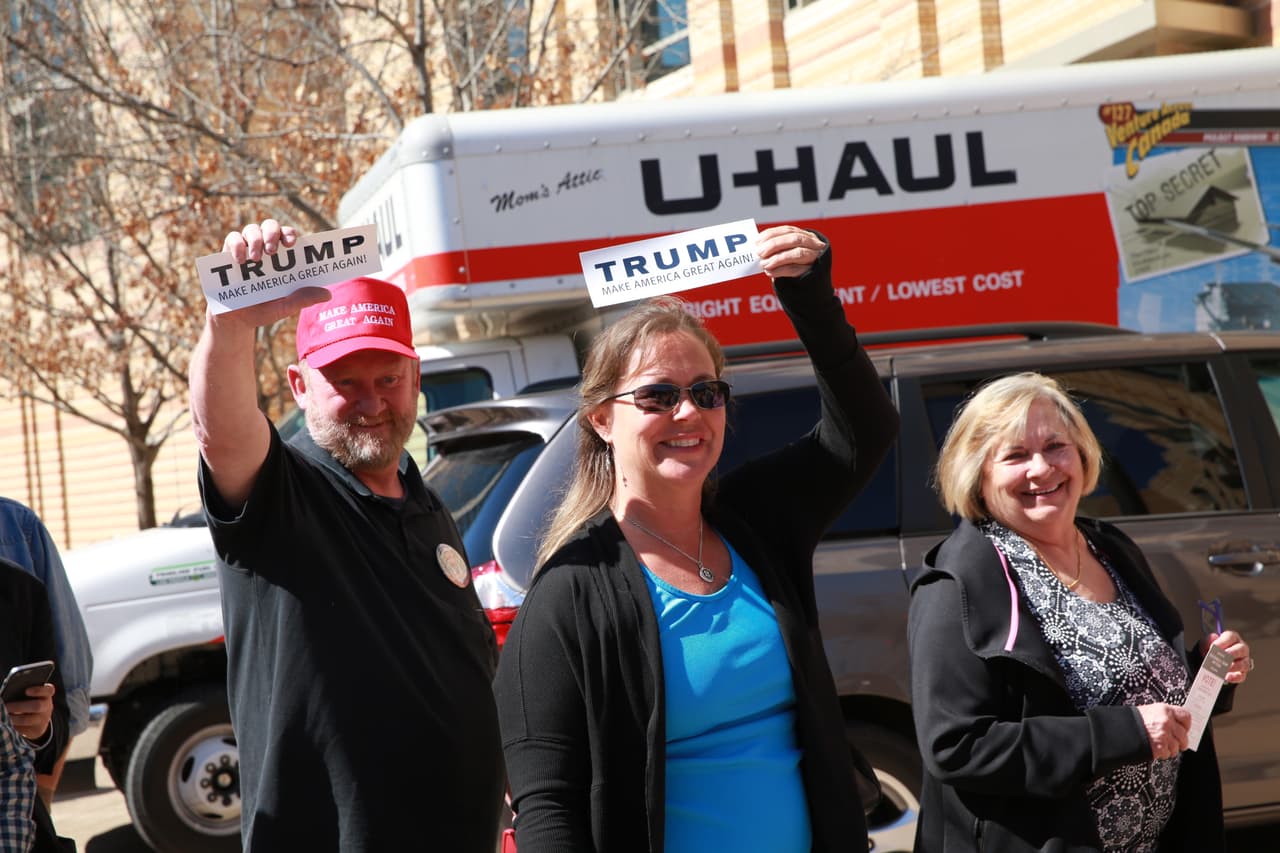 Simpatizantes pelearon verbalmente contra detractores hispanos. ¡Policía intervino!