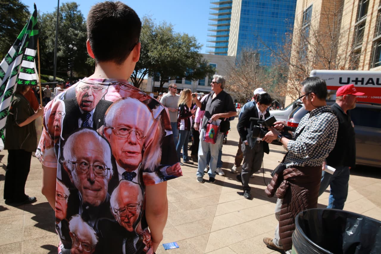 Simpatizantes pelearon verbalmente contra detractores hispanos. ¡Policía intervino!