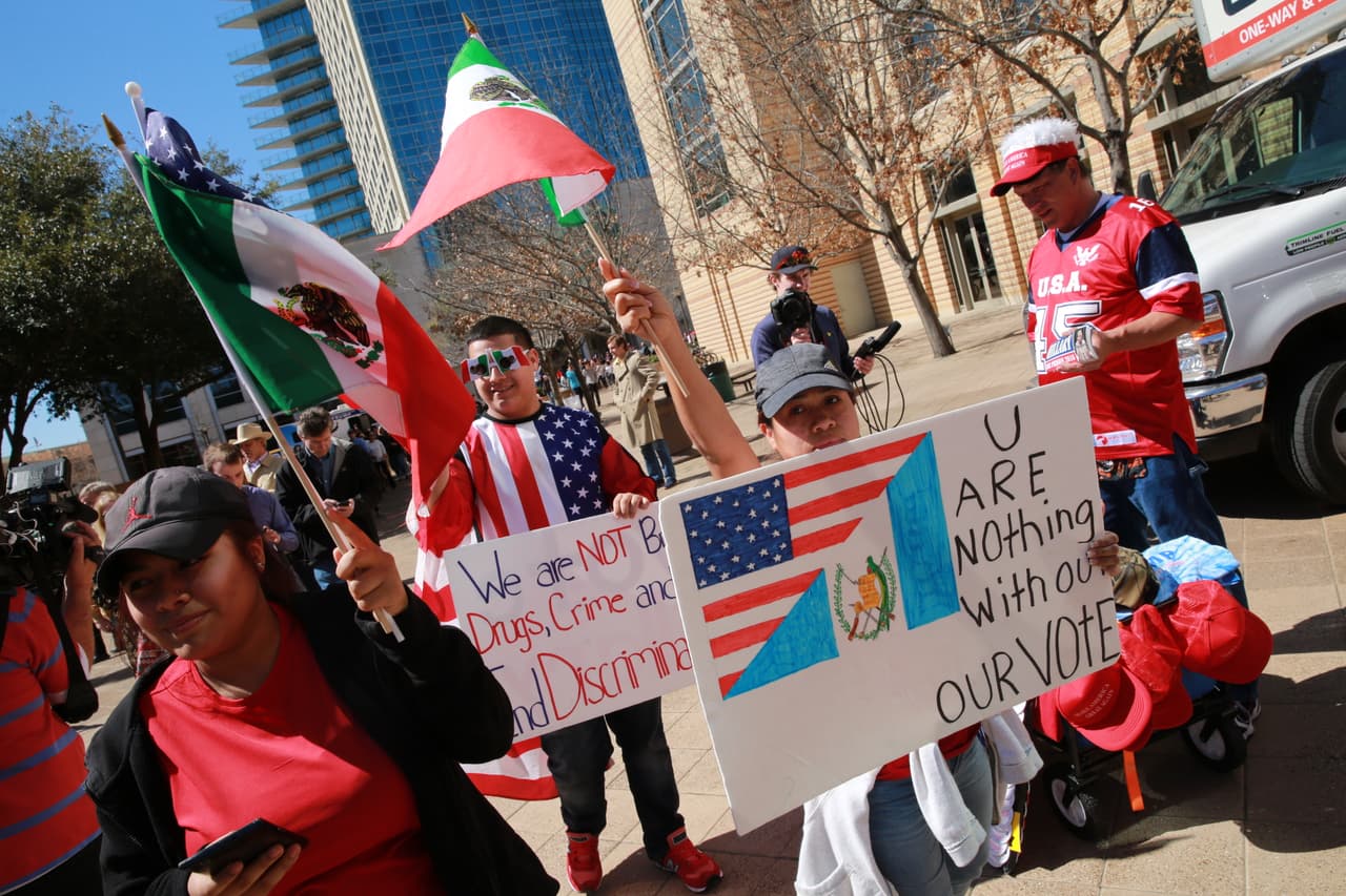 Simpatizantes pelearon verbalmente contra detractores hispanos. ¡Policía intervino!