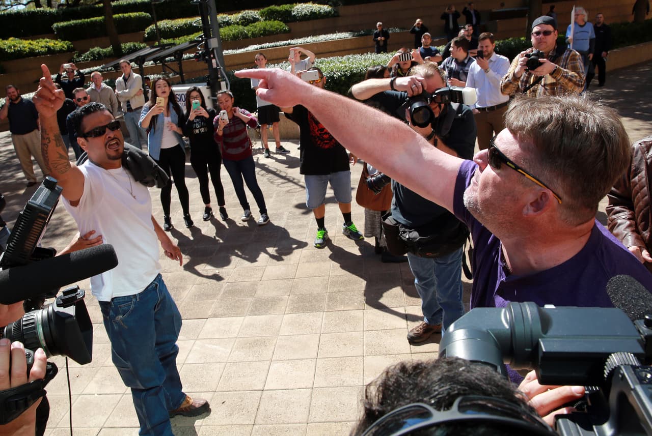 Simpatizantes pelearon verbalmente contra detractores hispanos. ¡Policía intervino!
