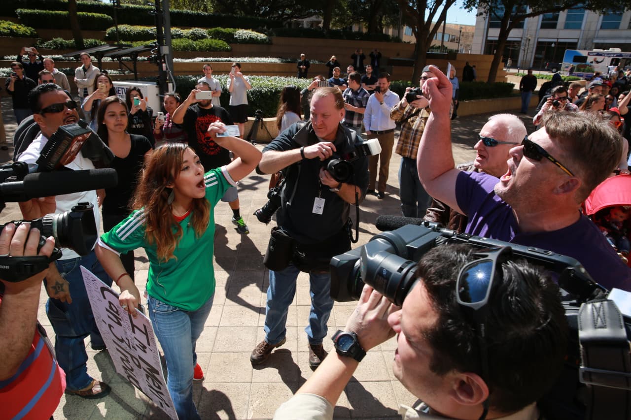 Simpatizantes pelearon verbalmente contra detractores hispanos. ¡Policía intervino!
