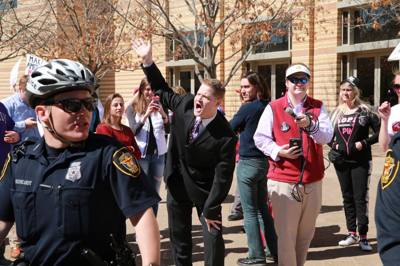 Simpatizantes pelearon verbalmente contra detractores hispanos. ¡Policía intervino!