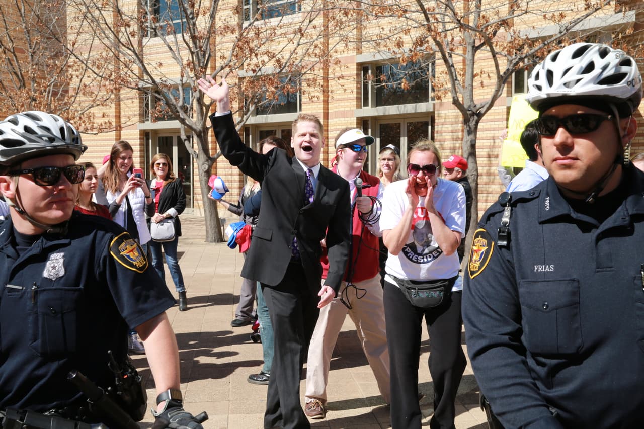 Simpatizantes pelearon verbalmente contra detractores hispanos. ¡Policía intervino!