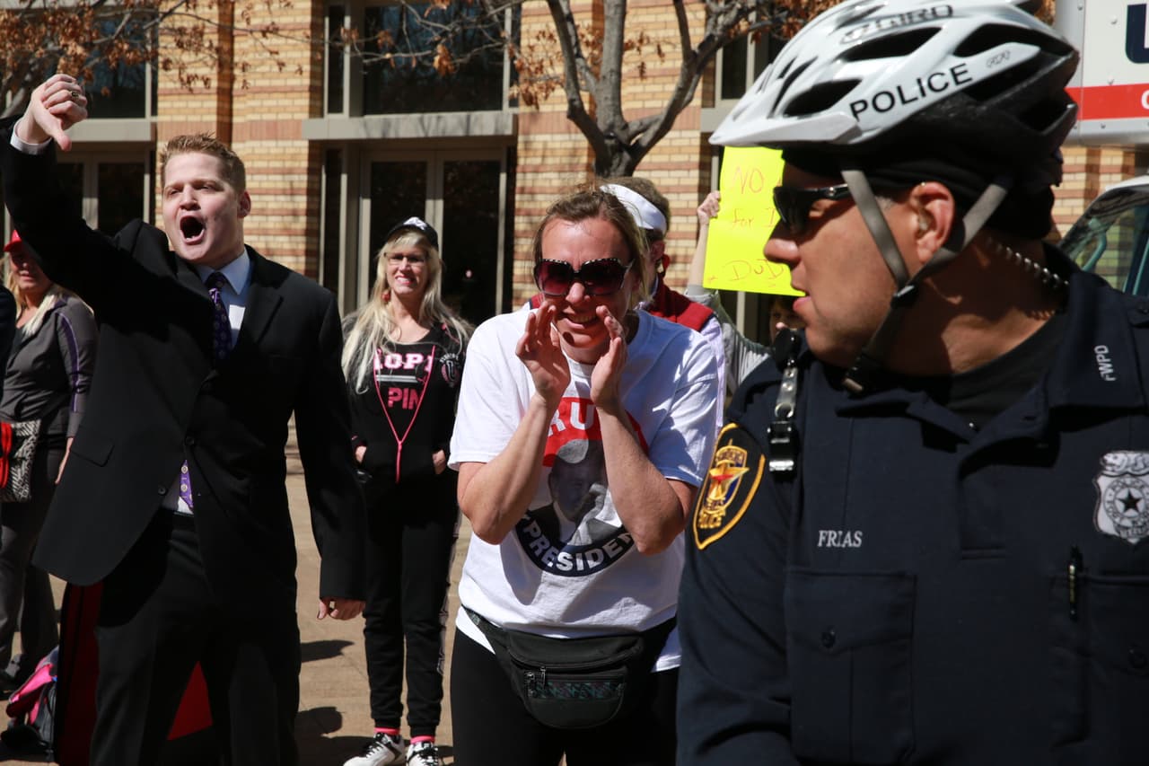 Simpatizantes pelearon verbalmente contra detractores hispanos. ¡Policía intervino!