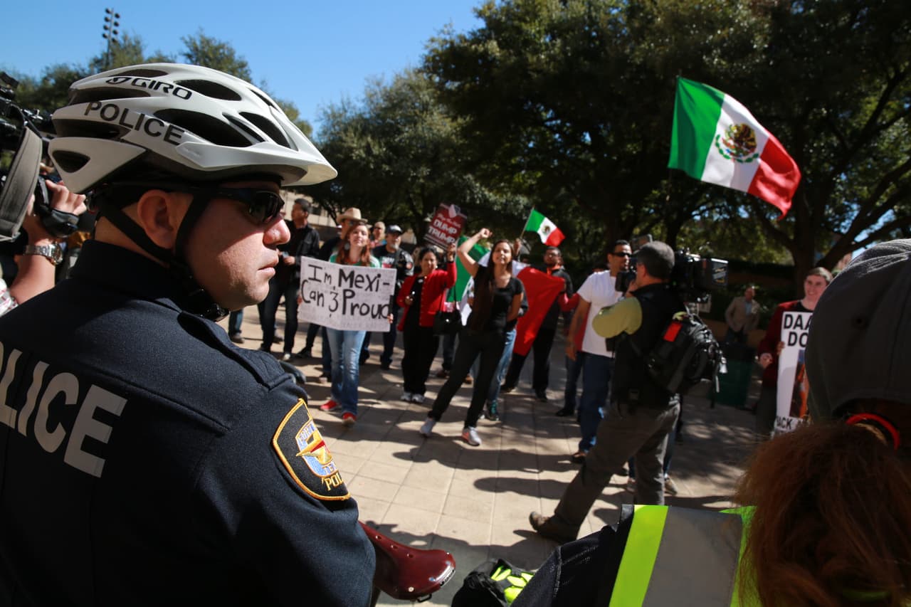 Simpatizantes pelearon verbalmente contra detractores hispanos. ¡Policía intervino!