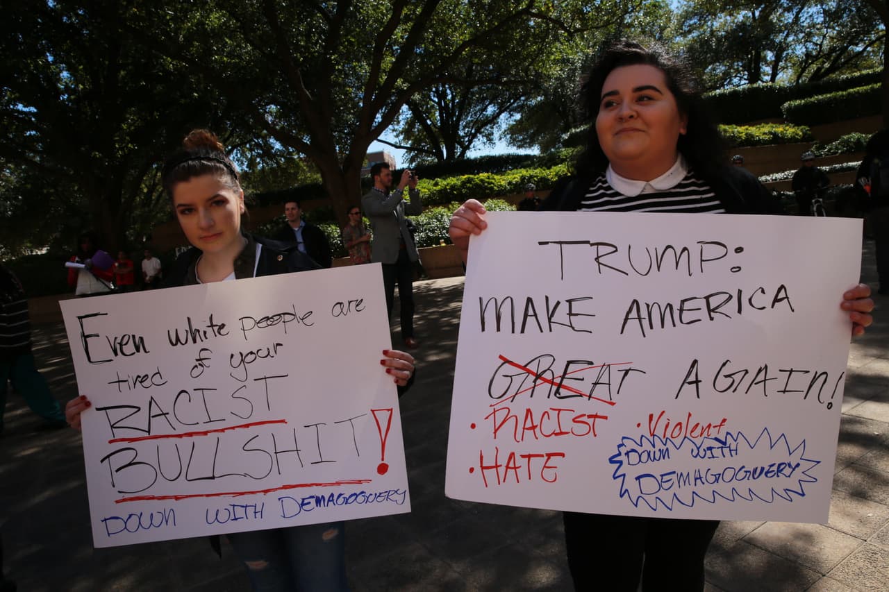 Simpatizantes pelearon verbalmente contra detractores hispanos. ¡Policía intervino!