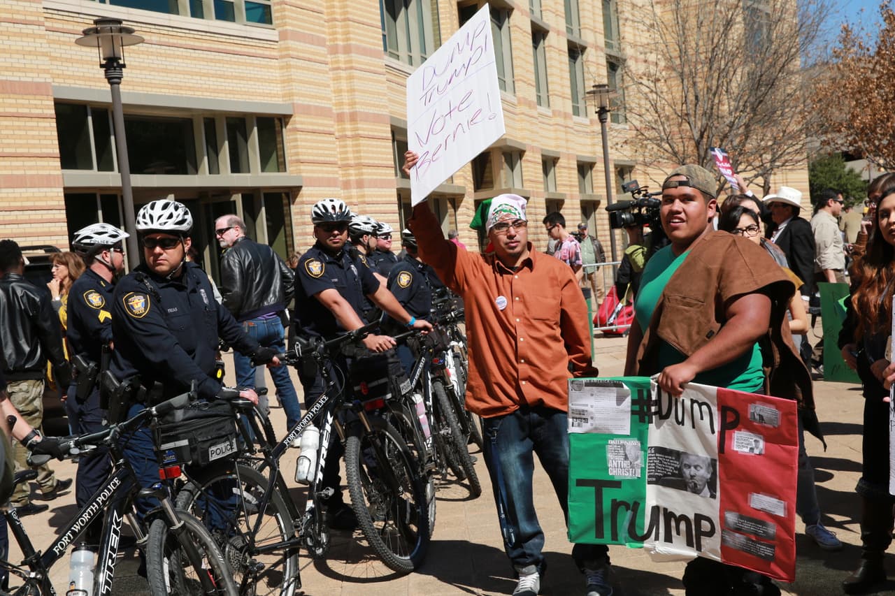 Simpatizantes pelearon verbalmente contra detractores hispanos. ¡Policía intervino!