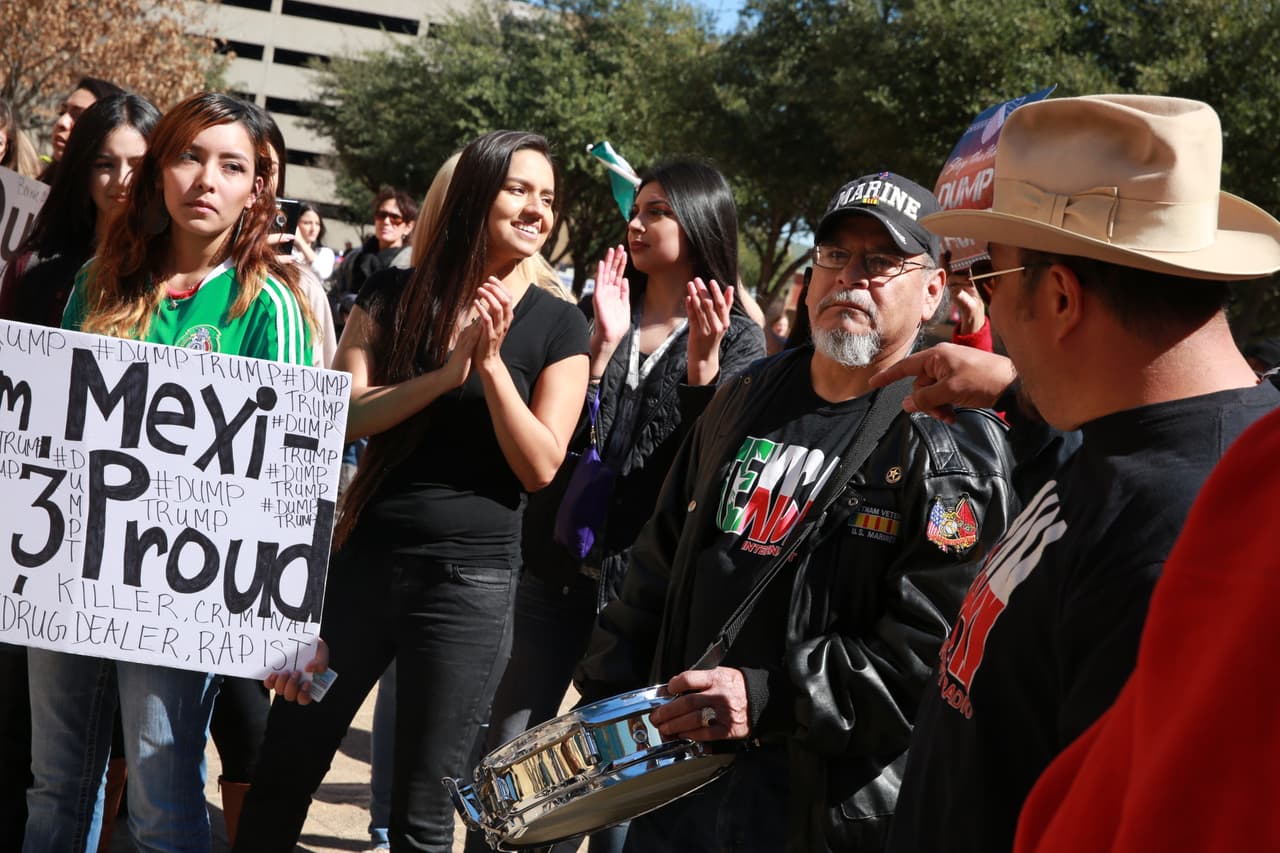Simpatizantes pelearon verbalmente contra detractores hispanos. ¡Policía intervino!