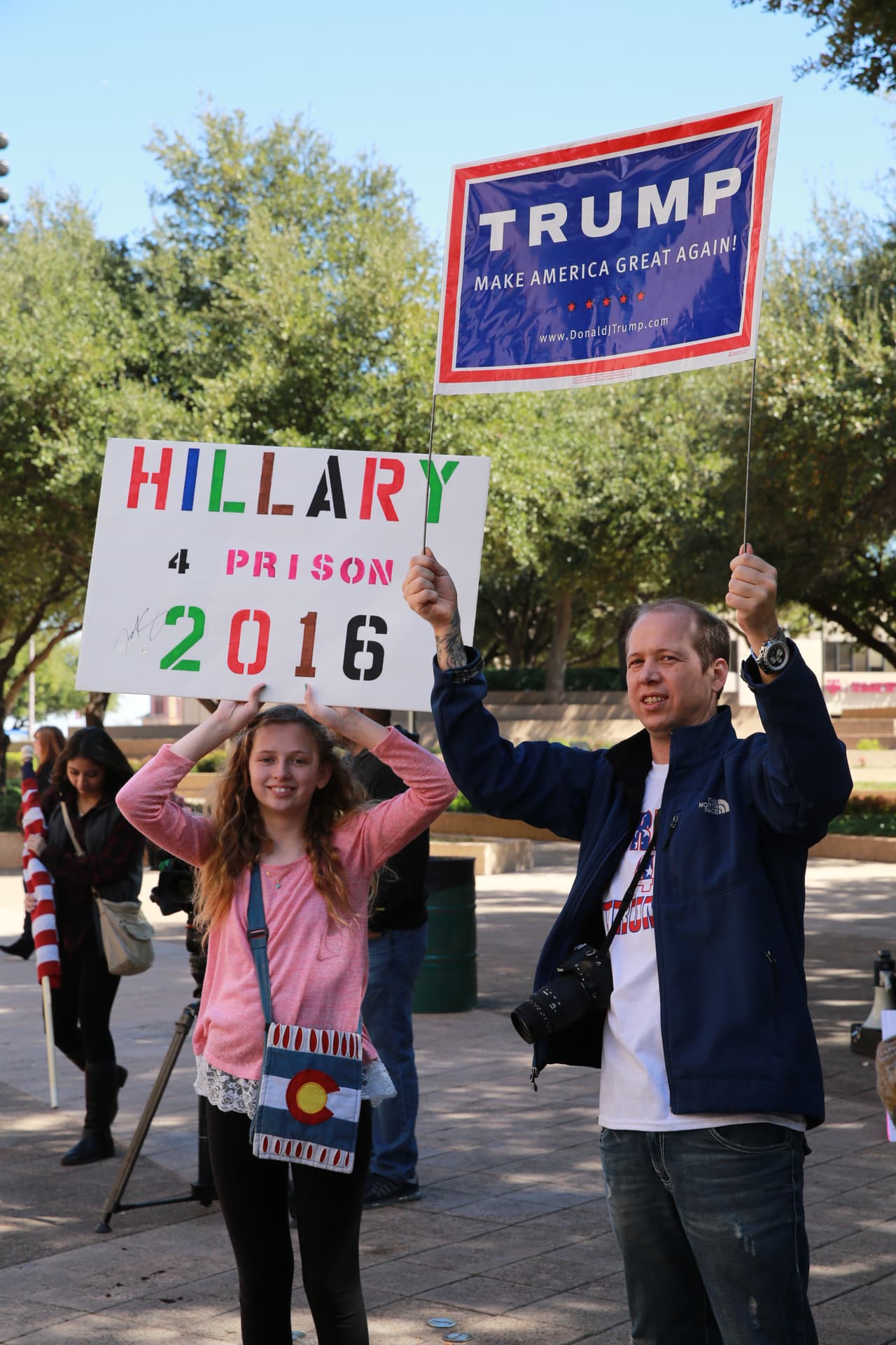 Simpatizantes pelearon verbalmente contra detractores hispanos. ¡Policía intervino!