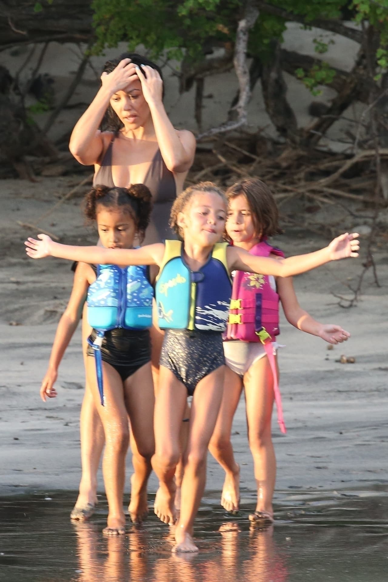 En las imágenes aparece North West (chaleco azul a la izquierda), hija de Kim Kardashian, aunque se desconoce si ella también se encuentra en Costa Rica.