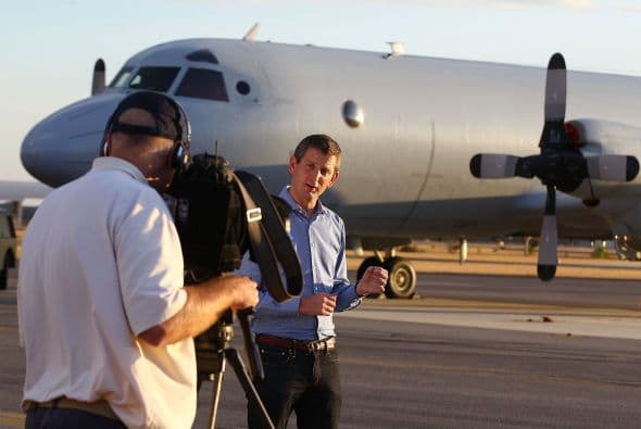 Las autoridades australianas indicaron que la búsqueda con radares del avión malasio desaparecido el pasado 8 de marzo con 239 personas a bordo ha sido infructuosa y replantearon una "estrategia visual" para localizar los posibles restos del aparato en el océano Índico. Dos aeronaves con "observadores entrenados" asomados a las ventanillas rastrean una zona de la extensión de la península Ibérica al suroeste de Australia, mientras otras dos se encuentran en camino para peinar la región donde ayer fueron detectados en unas imágenes de satélite dos objetos que podrían pertenecer a la aeronave. Un avión P3 Orion de las Fuerzas Aéreas australianas regresó este viernes a su base después de sobrevolar sin resultados positivos el lugar, señaló Young. Tony Abbott, declaró que harán "todo lo posible" para encontrar y confirmar si los restos pertenecen al vuelo MH370. "Ahora mismo podrían ser unos contenedores que han caído de un barco, nosotros no sabemos", advirtió Abbott.