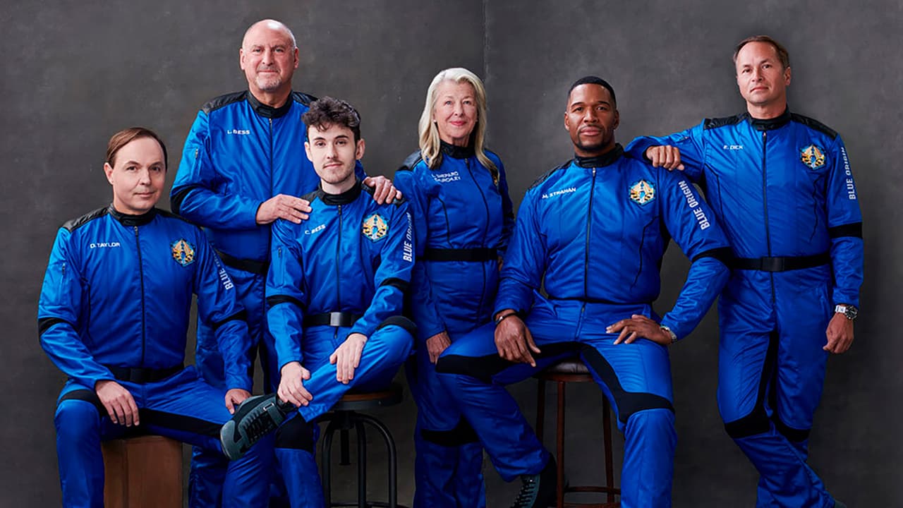 De izquiera a derecha la tercera tripulación de turistas espaciales de Blue Origin: Dylan Taylor, Lane Bess, Cameron Bess, Laura Shepard Churchley, Michael Strahan y Evan Dick.