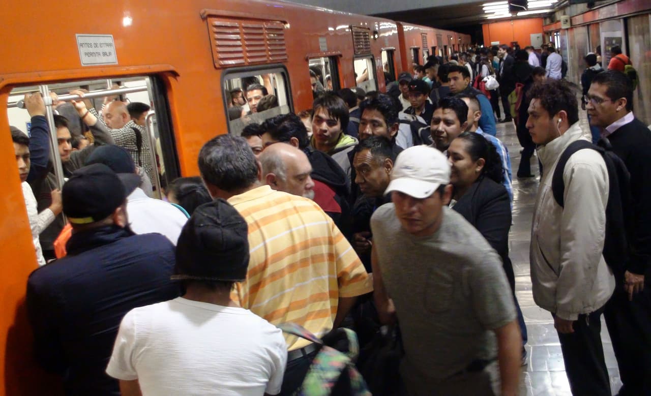 <b>Puesto 10: Ciudad de México, México.</b> En esta ciudad de más de 21 millones de habitantes se necesitan 52 minutos para llegar al trabajo y la semana laboral dura unas 50 horas en promedio. Es uno de los países con menos vacaciones para los trabajadores (solo 19 días al año) y su tasa de pobreza es de alrededor de 35%, según cifras oficiales.