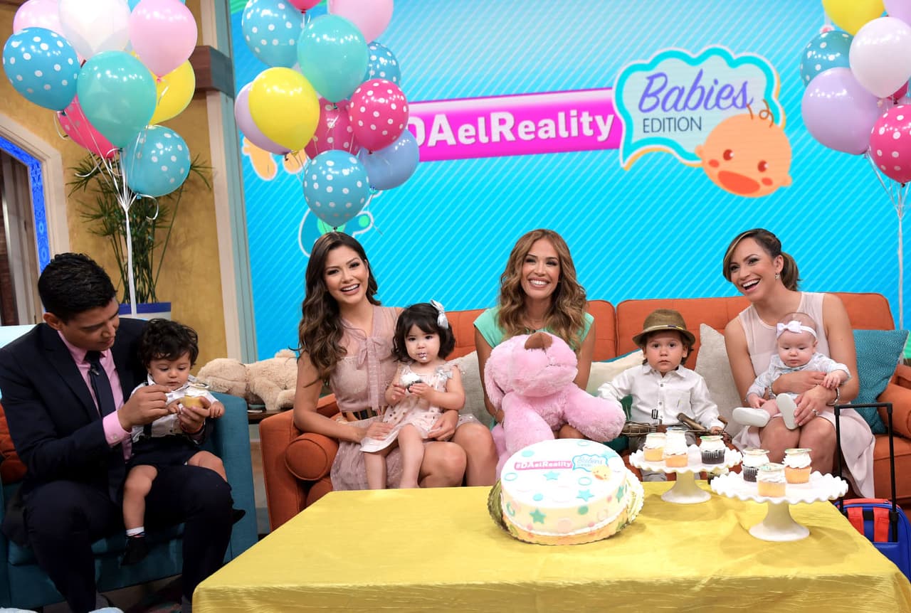 Ahora sí, todos los bebés juntos y felices listos para dar el gran anuncio.