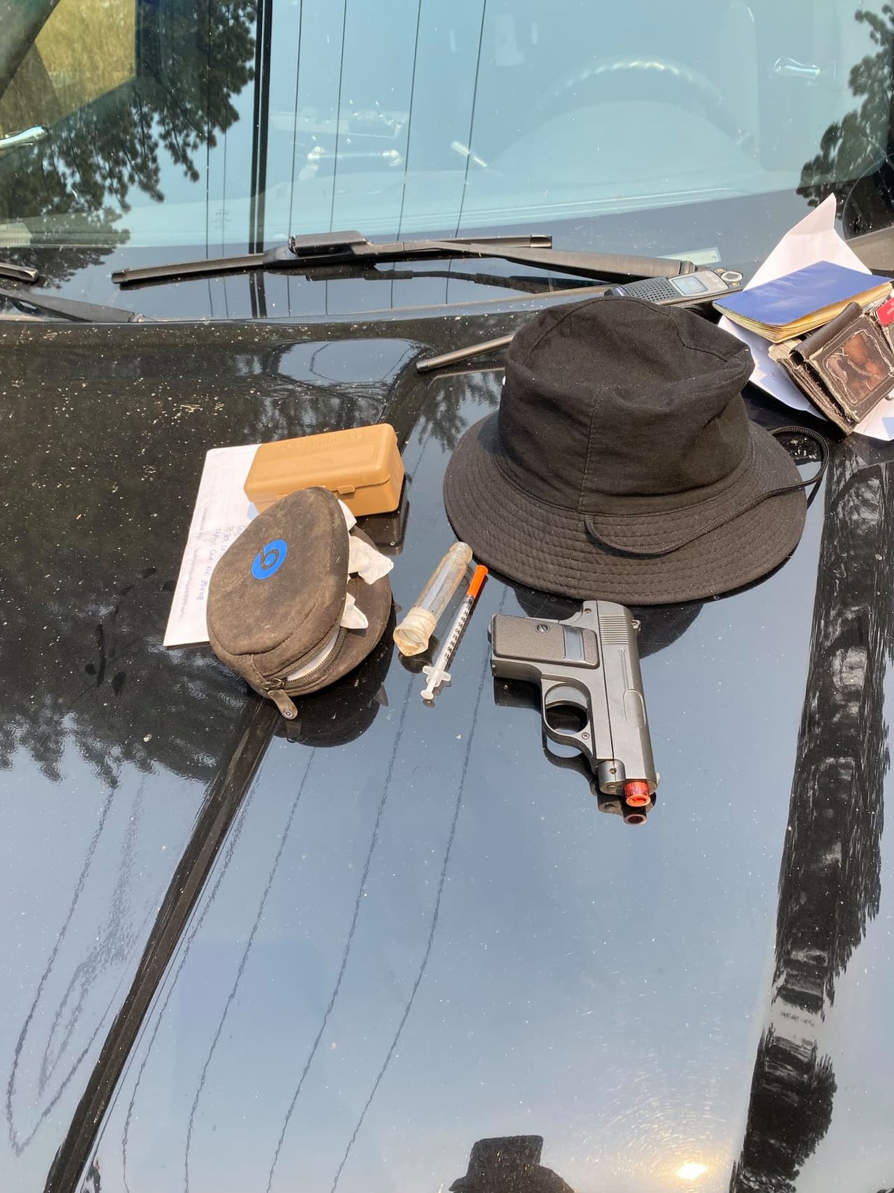 El hombre, de 28 años y residente de South Lake Tahoe, fue arrestado por saqueo, posesión de materiales de drogas, alterar un arma falso para que parezca real, tener una registración falsa y no cumplir con una orden de evacuación.