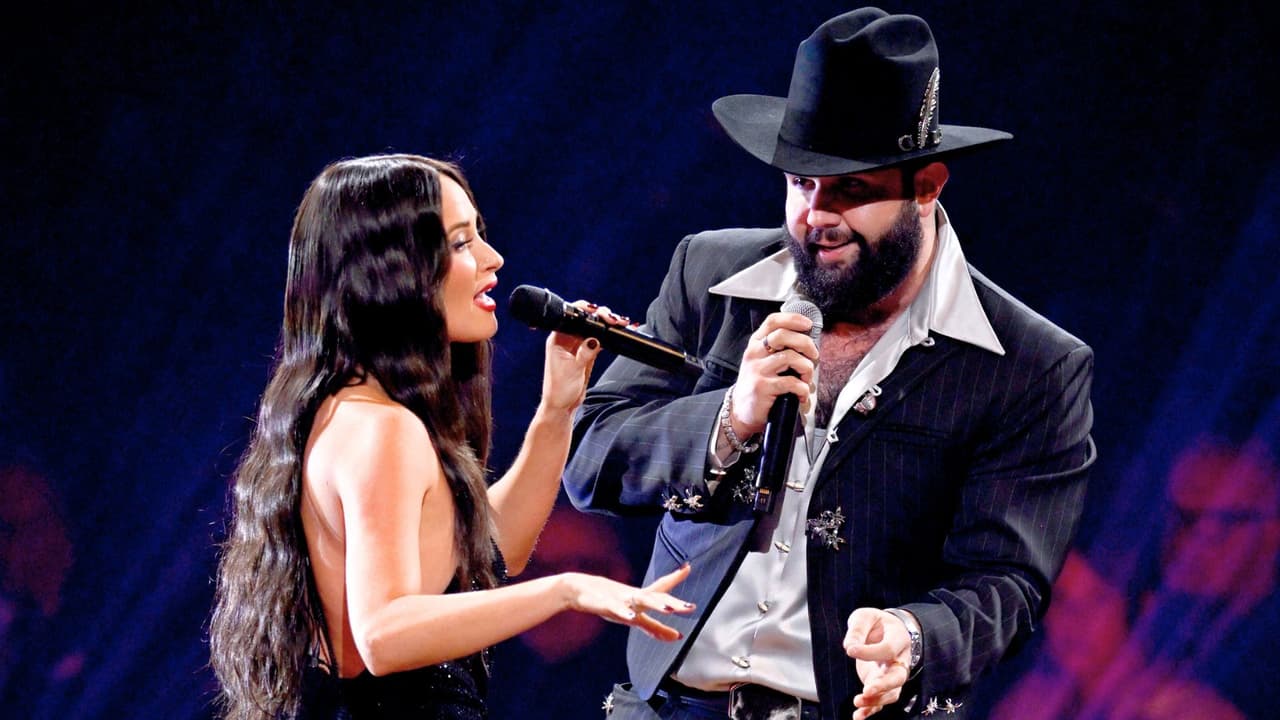 Carin León y Kacey Musgraves mezclan estilos en Latin GRAMMY: 'Ahí Estabas Tú' y 'Lost In Translation' suenan en vivo