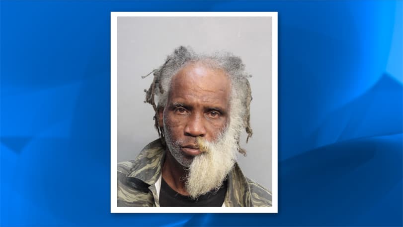 Arrestado comparece frente a juez con recorte poco común