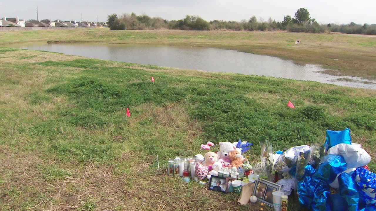 En el lugar donde fue descubierto el cuerpo de Jason Montes, amigos y conocidos del chico han venido a dejar ofrendas. En esta área, según las autoridades, se ha reportado actividad delictiva.