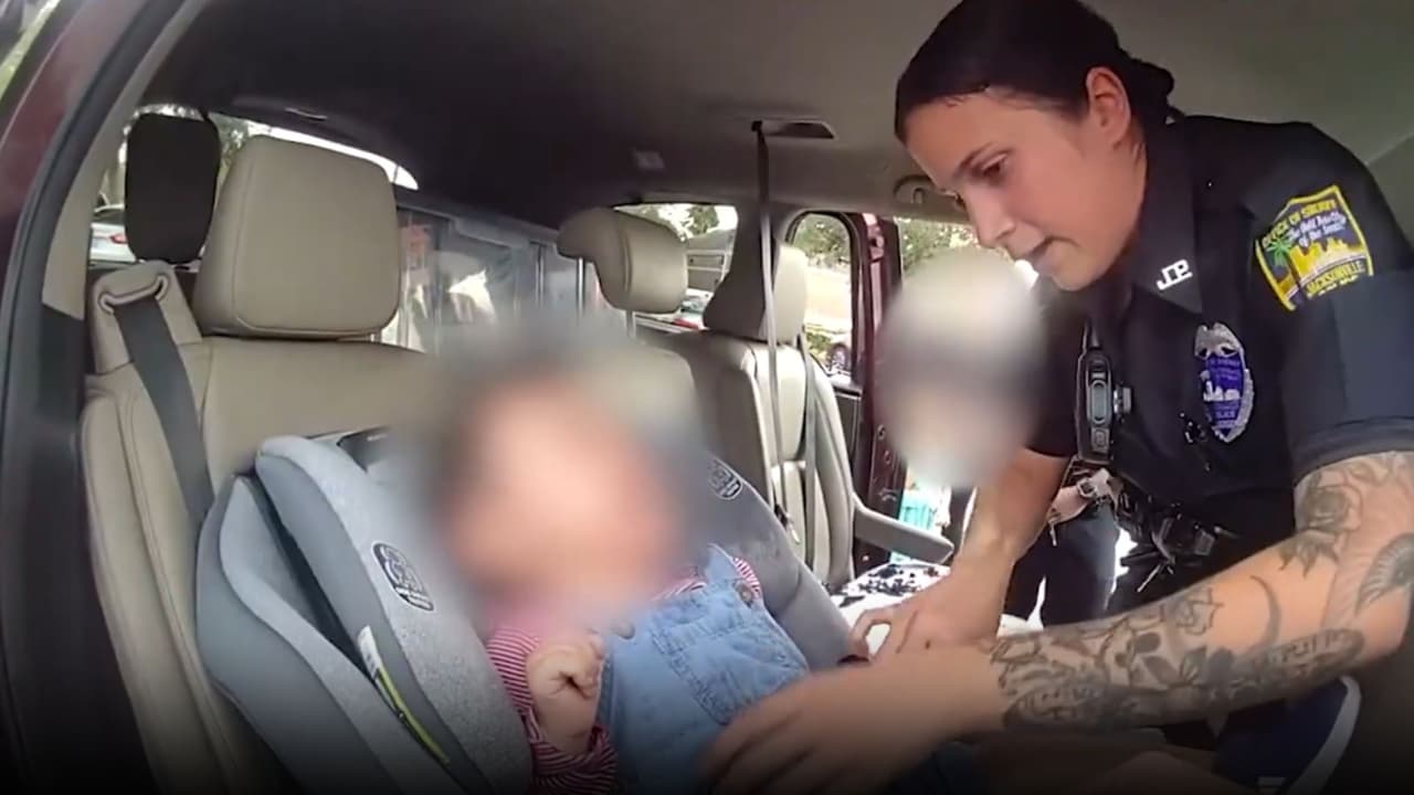 Policías rompen ventana para salvar a bebé atrapado en un auto caliente en Jacksonville 