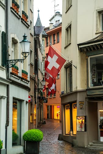 En 2014 los votantes en 
<b>Suiza aprobaron por estrecho margen un referendo que limita la "inmigración masiva",</b> lo que lo ha hecho decaer en la lista de los países que son una opción laboral. Sin embargo, este hermoso lugar de cantones y montañas sigue siendo el sueño de vida de muchas personas en el mundo.
<br>