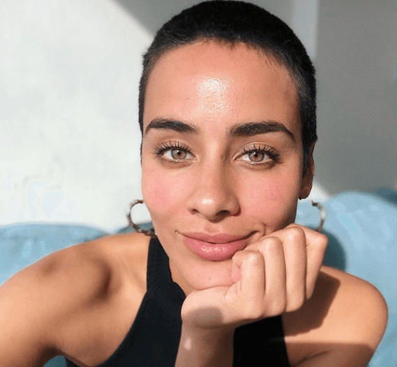 A consideración de la actriz, “tenemos que ser libres” y “aprender a amar y a respetar nuestro cuerpo”. Además, recalca que “nadie tiene el derecho de juzgar el cuerpo de alguien más”.