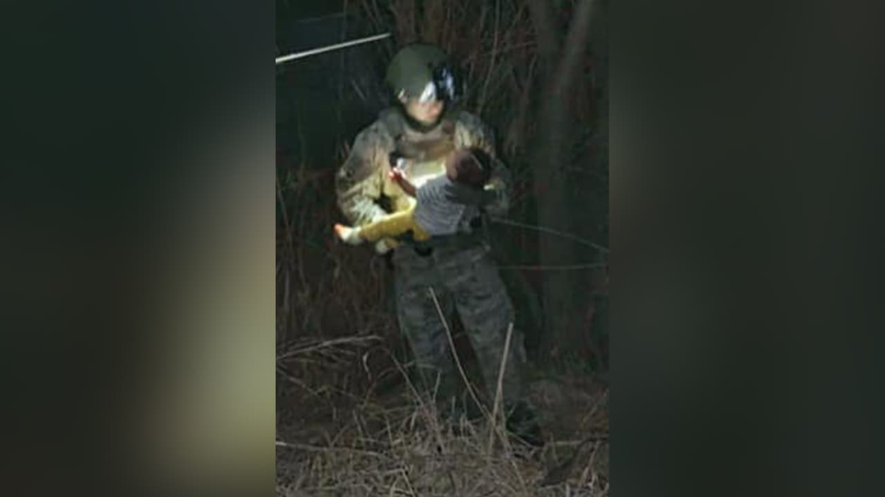 Rescatan a bebé de 6 meses que fue arrojada de una balsa al Río Grande por traficantes de personas