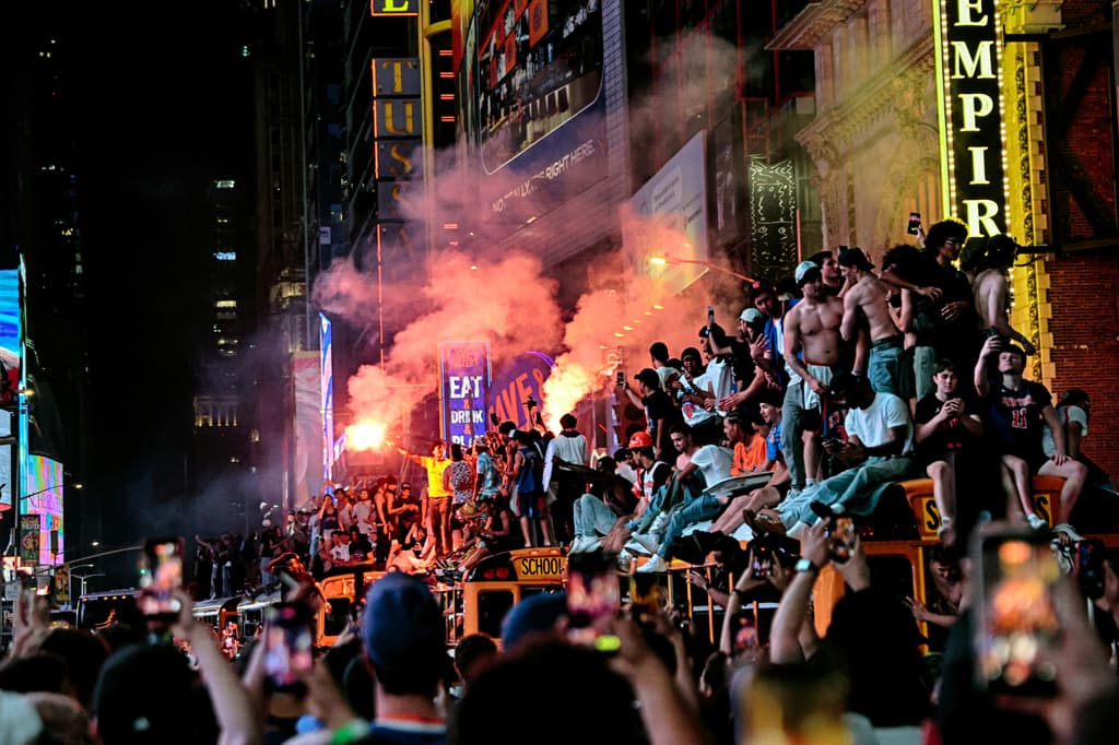 ¿Había que llevar cohetes y fuegos artificiales a la celebración espontánea? ¿Había que poner en riesgo a otras personas? No, pero la imagen capta parte del 
<b>momento histórico que los fans de los New York Knicks protagonizaron durante la madrugada del domingo, 14 de junio</b>.
<br>Las 
<b><a href="https://www.univision.com/local/nueva-york-wxtv/cuarto-juego-knicks-spurs-final-nba-mas-de-50-arrestos-nueva-york" target="_blank">63 personas arrestadas</a> enfrentan cargos por delitos</b> como agresión a un agente del NYPD; posesión ilegal de un arma de fuego; 
<b>daños a la propiedad</b>; resistir el arresto y alteración a la paz, entre otros.