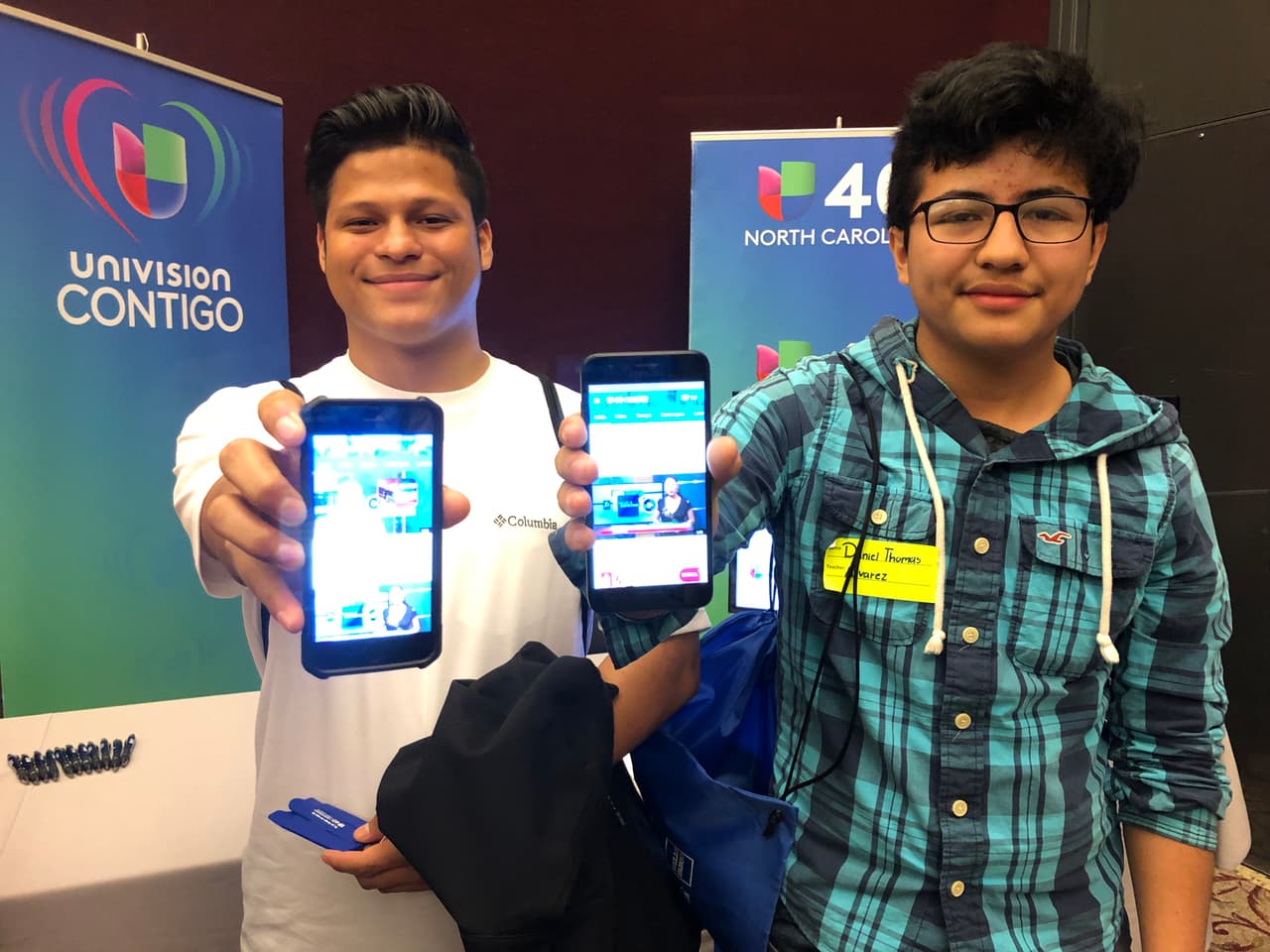Estudiantes descargan la APP de Univision 40 North Carolina durante el Hispanic Education Summit 2019