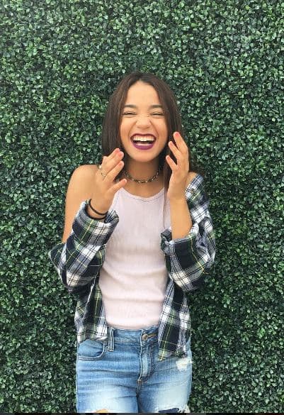 Carolina es muy informal y sexy a la vez con sus atuendos. Le encanta lucir gargantillas, camisas a cuadros y jeans.