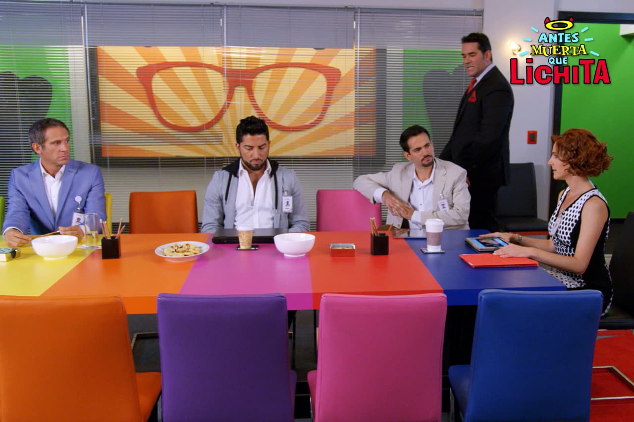 Don Augusto dicide mandar a Roberto y otros creativos a Los Ángeles para realizar una importante campaña, les propone que la mejor idea gana dirección general creativa de Icónika.