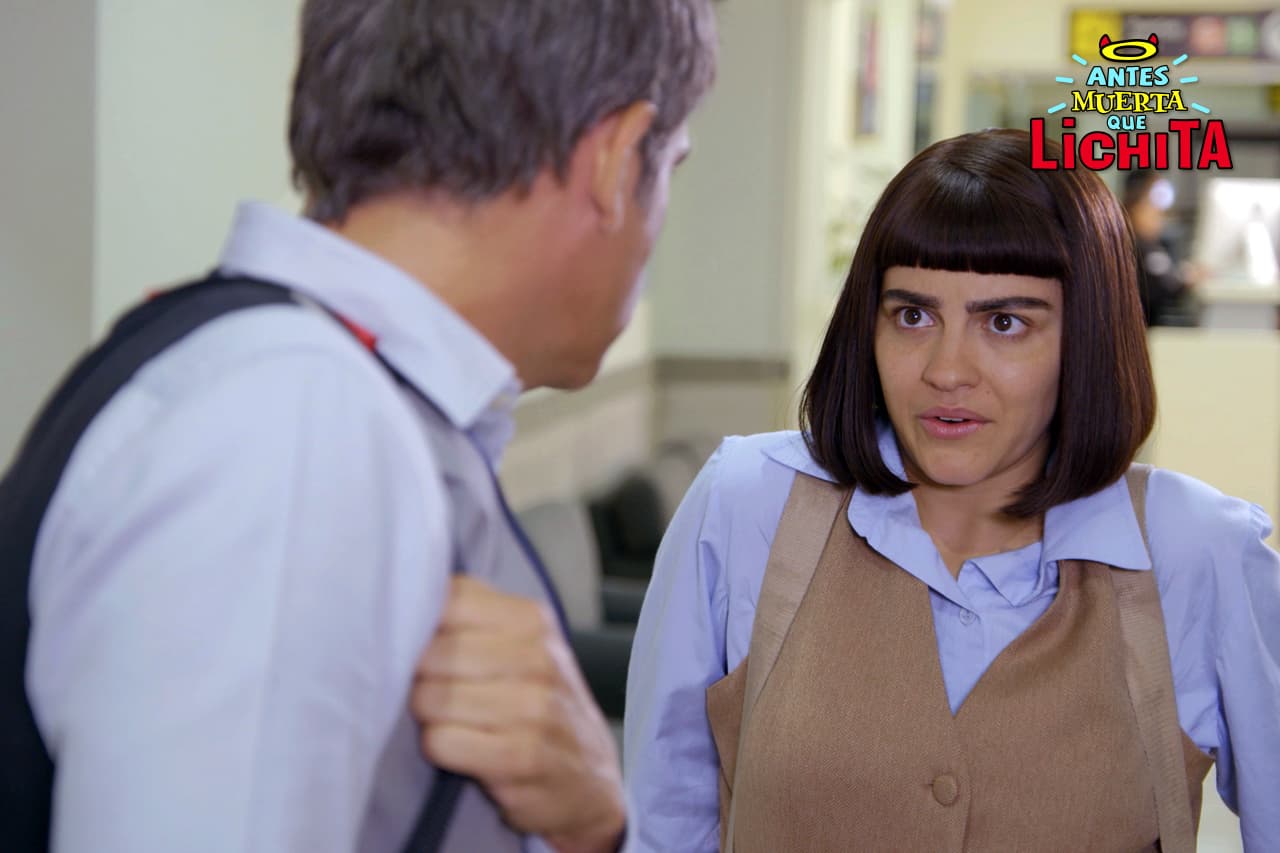 Lichita llega de sorpresa al aeropuerto para acompañar a Roberto en su viaje a Los Ángeles.