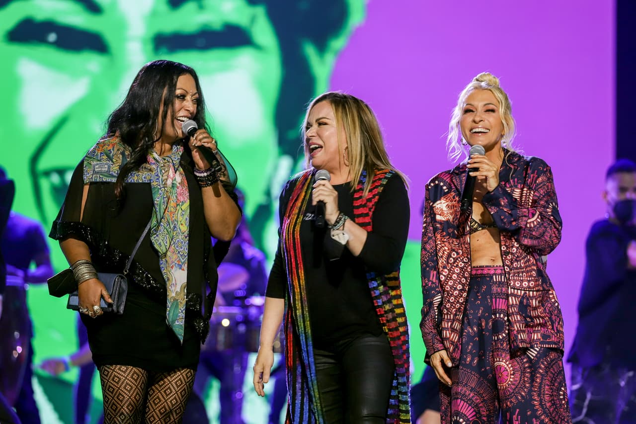 La química entre estas tres artistas se notó apenas fueron llamadas a escena y expresaron su gran alegría por cantar juntas ante la poca audiencia presente.