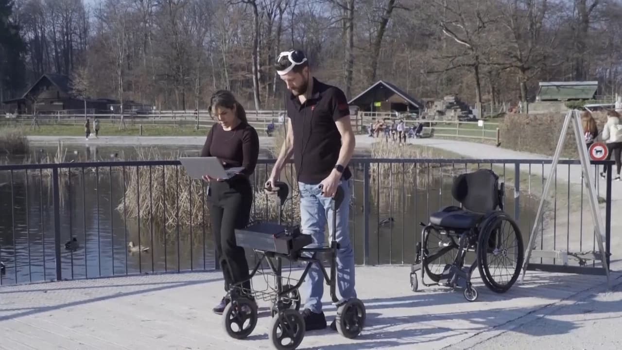 Este hombre vuelve a caminar después de 12 años gracias a una tecnología revolucionaria