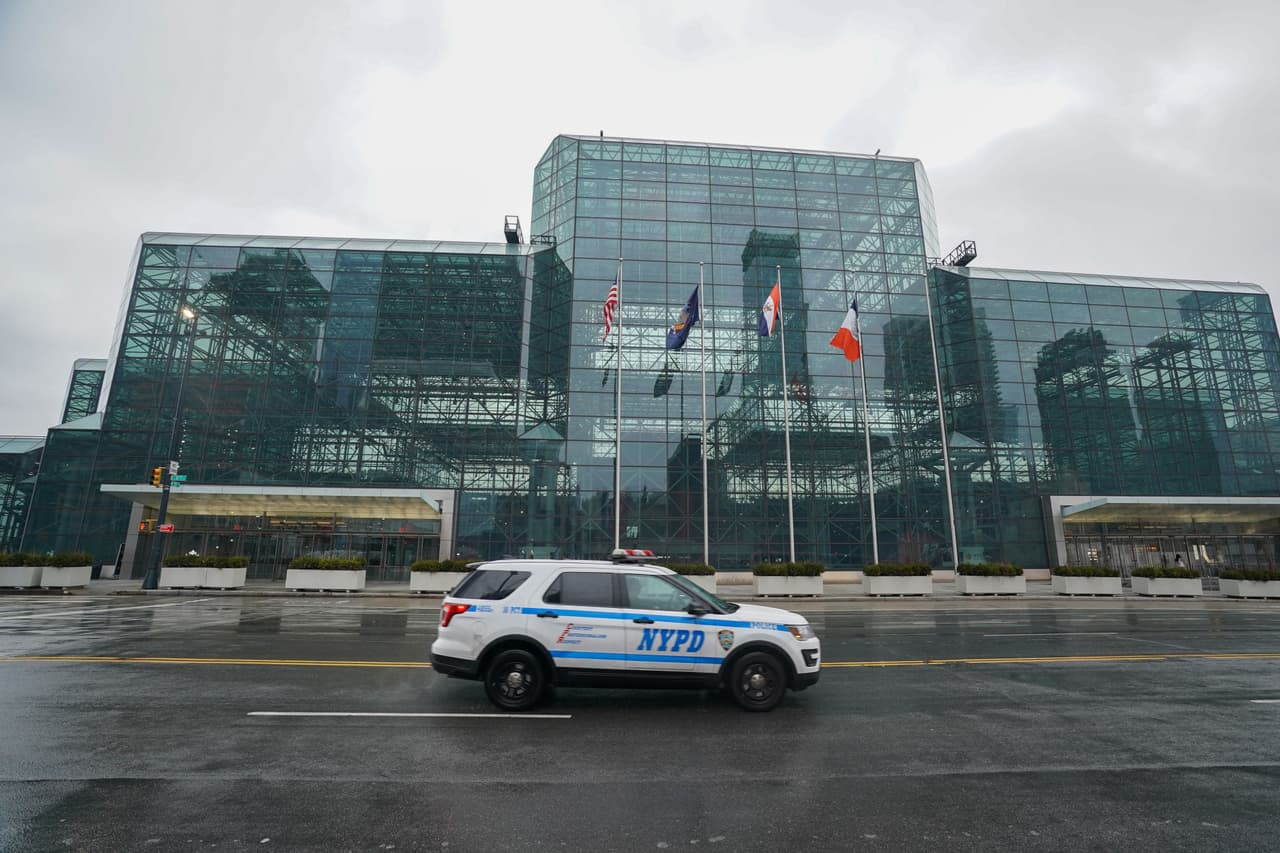 Se observa la entrada del Centro de Convenciones Javits, donde se prepara el hospital para atender a los afectados por el coronavirus.
<br>
<br>