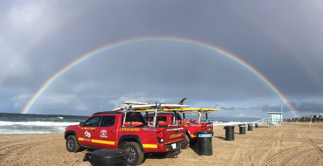 Luego de recibir alertas por tormentas eléctricas este viernes que provocaron el 
<a href="https://www.univision.com/local/los-angeles-kmex/granizo-cae-en-las-playas-y-alerta-por-tormentas-electricas-en-los-angeles">cierre de las playas desde Zuma hasta Marina del Rey</a>, un arcoíris doble adornó el cielo nublado de la playa de Manhatan. La imagen capturada por los salvavidas muestra todo el arco, de inicio a fin, de este fenómeno natural.