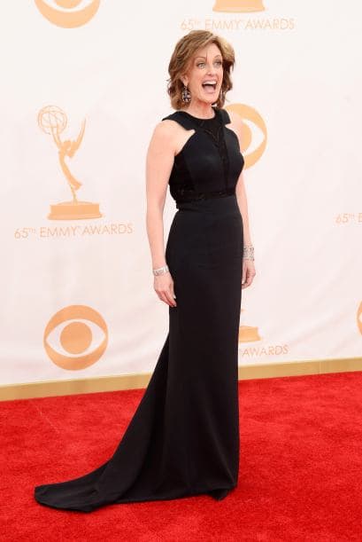 Los trajes que lucieron las damas en los Premios Emy demuestran que el arte de llamar la atención estaba concentrado en llevar y lucir cada pieza, regia, con detalles inesperados, como un toque de color o simplicidad de líneas. Telas suaves o flotantes, colores sosegados o llamativos, diseños sobrios o atrevidos. Míralos todos y ¡copia lo que más te guste!, ahora llega la temporada de fiestas y tú puedes lucir como las estrellas.