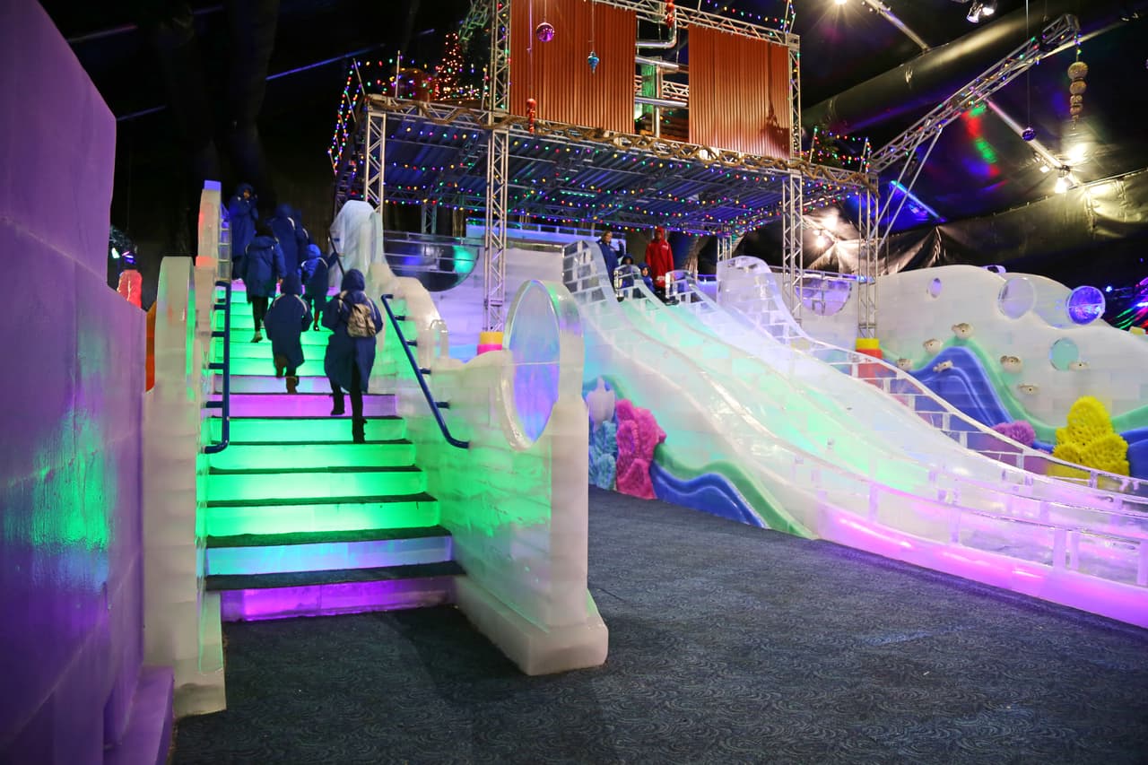 Navidad Caribeña, el tema de la exhibición de esculturas de hielo 'Iceland' del parque Moody Gardens.