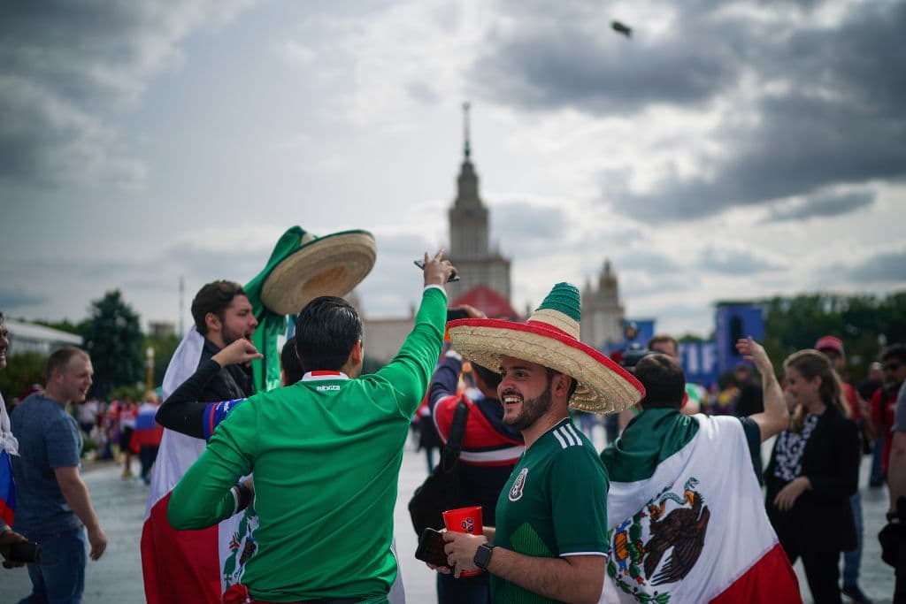 La fiesta mexicana tomó las calles de Moscú y con máscaras, banderas, sombreros y todo aquello que caracteriza a la afición Tricolor, causaron furor y contagiaron con su entusiasmo.