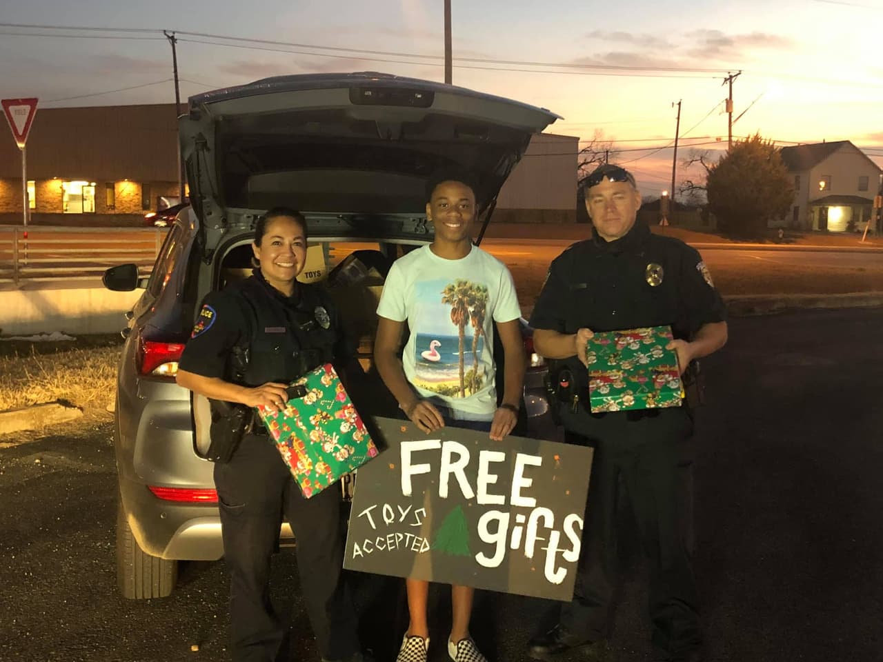 Un joven de Richland Hills realizó una colecta de juguetes por dos días consecutivos este pasado martes y miércoles, entregando regalos de Navidad que compró con el dinero de su propio esfuerzo.
<br>