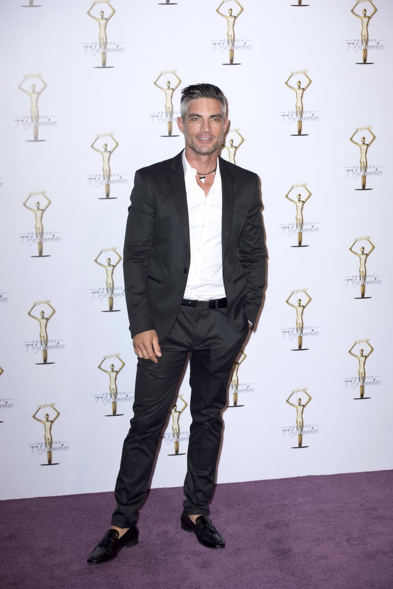 El galán 
<b>Víctor González</b> se dejó ver muy casual con un traje negro sin corbata y presumiento sus canas.